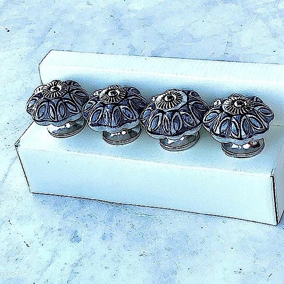 INSTANT FURNITURE UPDATE KNOBS PULLS GREY BLACK WHITE SILVER SILVER SET OF 4 NEW - Picture 3 of 7